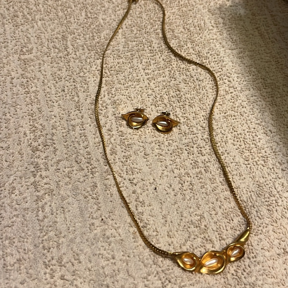 Gold and pearl necklace